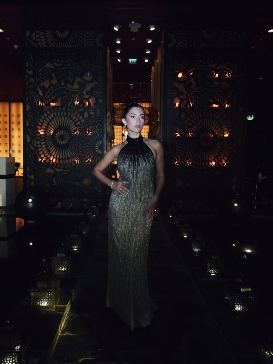 ستيفاني عطالله بفستان بتدرجات الـ "أومبريه" اللامع