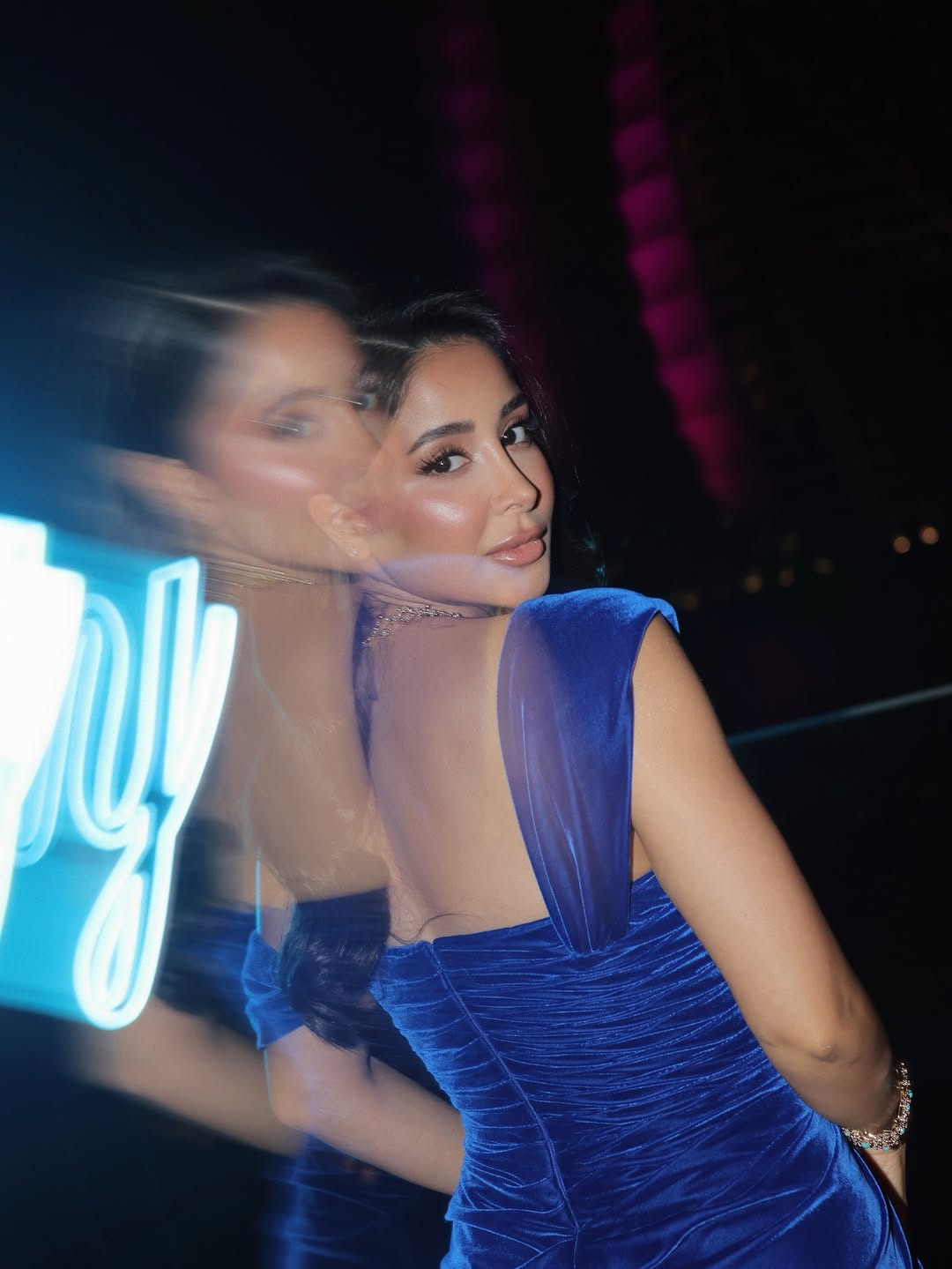 أسيل عمران بفستان أزرق ملكي بلمعة مترفة