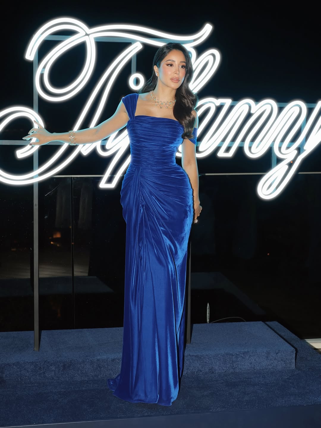 أسيل عمران بفستان أزرق ملكي بلمعة مترفة