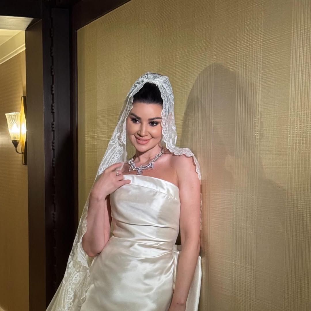 تسريحة الشعر… كلاسيكية راقية تليق بمشهد زفاف ملكي