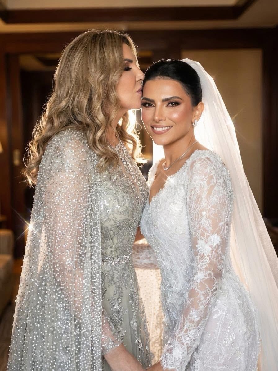 نادبة مصطفى تقبل رأس ابنتها