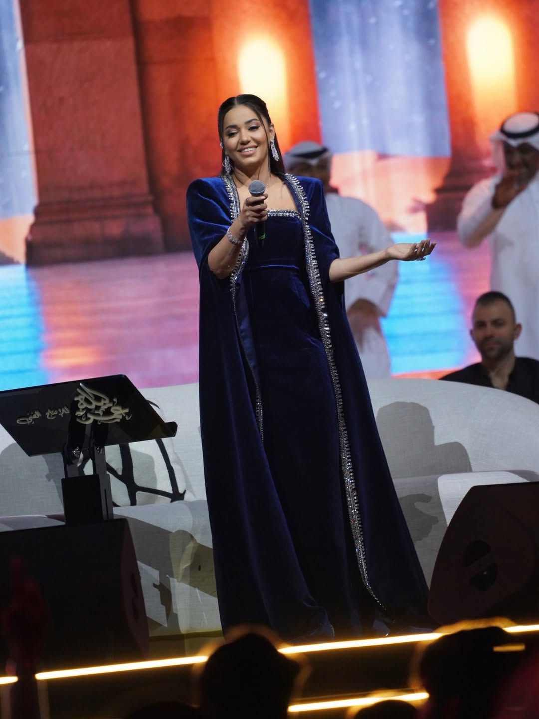 رحمة رياض بالفستان المخملي مع الكاب