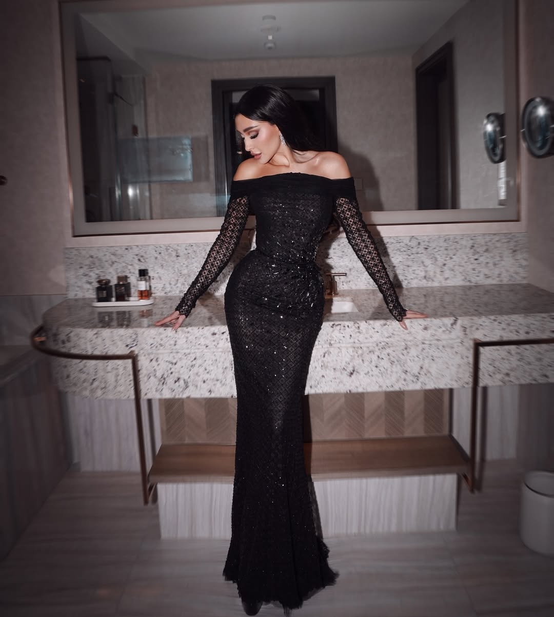 جيسي عبده بالفستان الأسود البراق