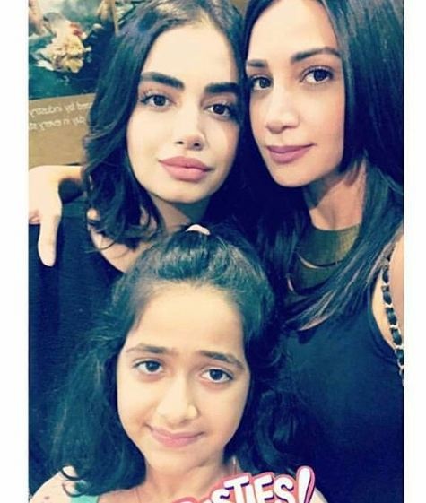 ديانا حداد مع ابنتيها صوفي وميرا عام 2017