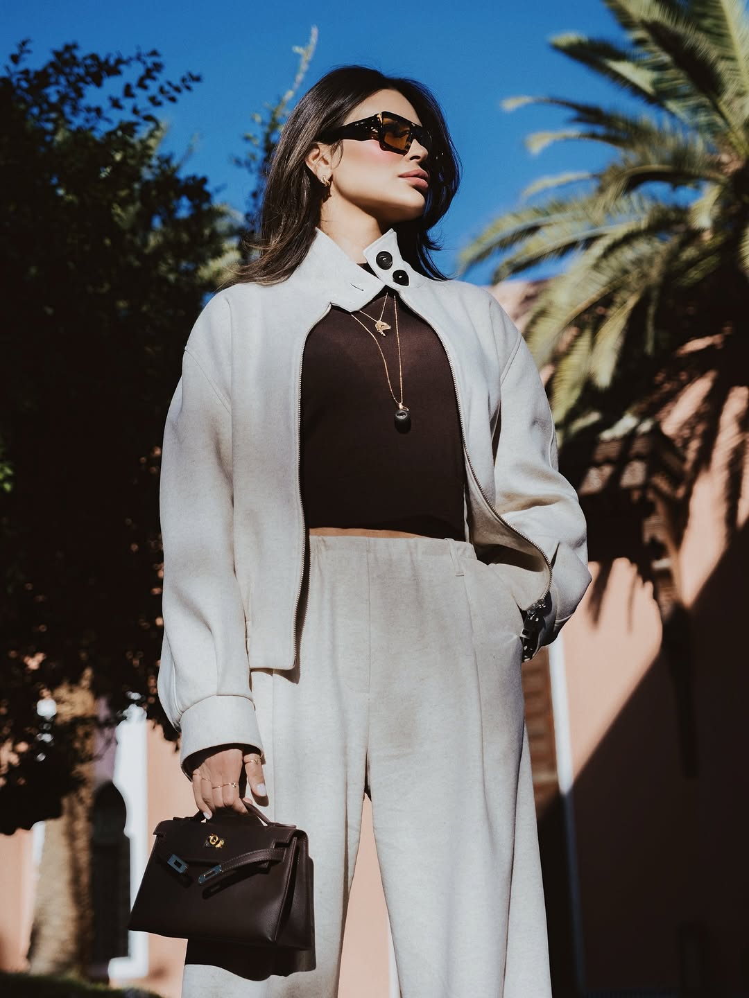 مريم الأبيض بالبدلة العصرية الكاجوال