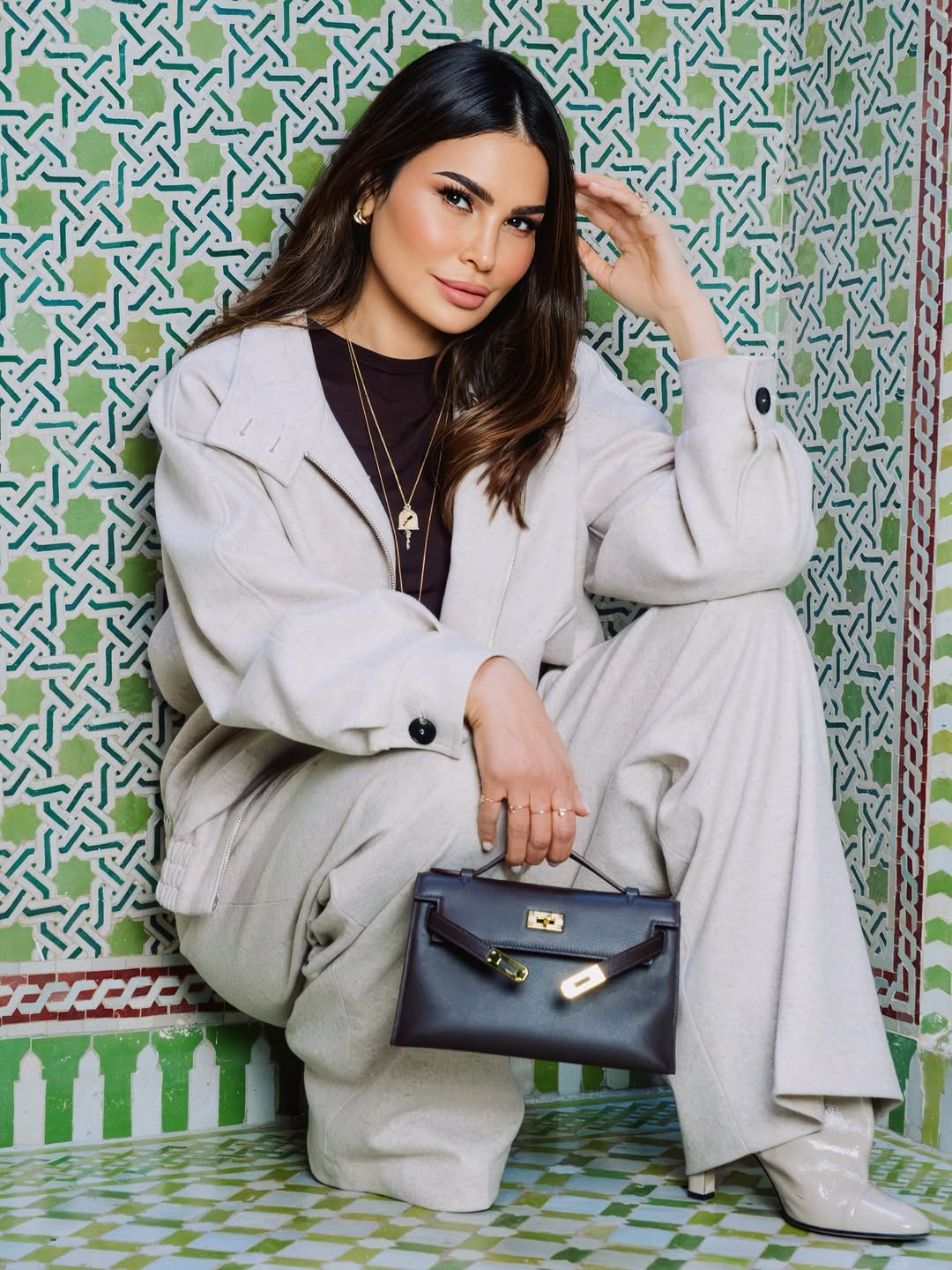 مريم الأبيض بالبدلة العصرية الكاجوال