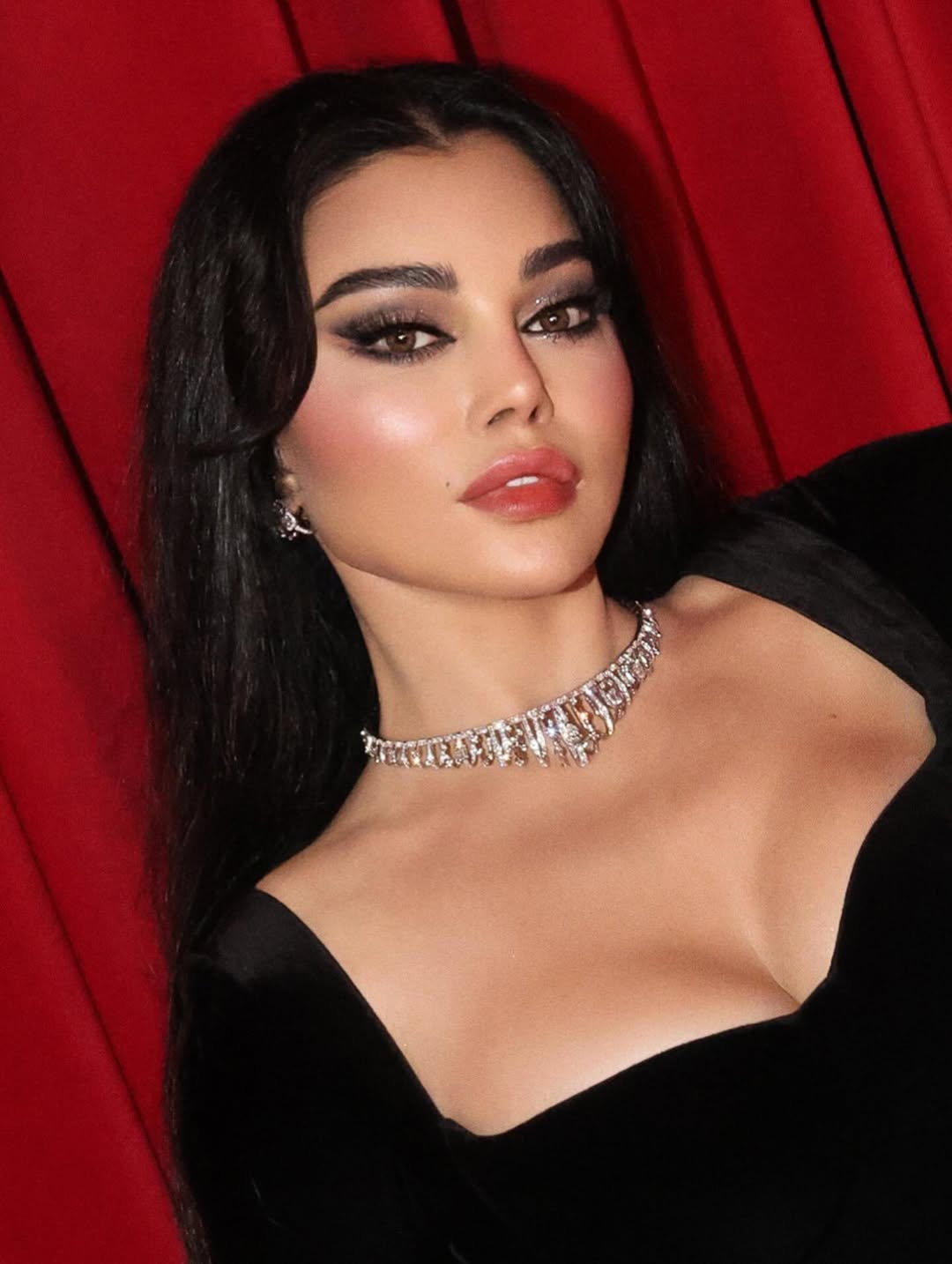 هيفاء وهبي بمكياج سموكي ولامع