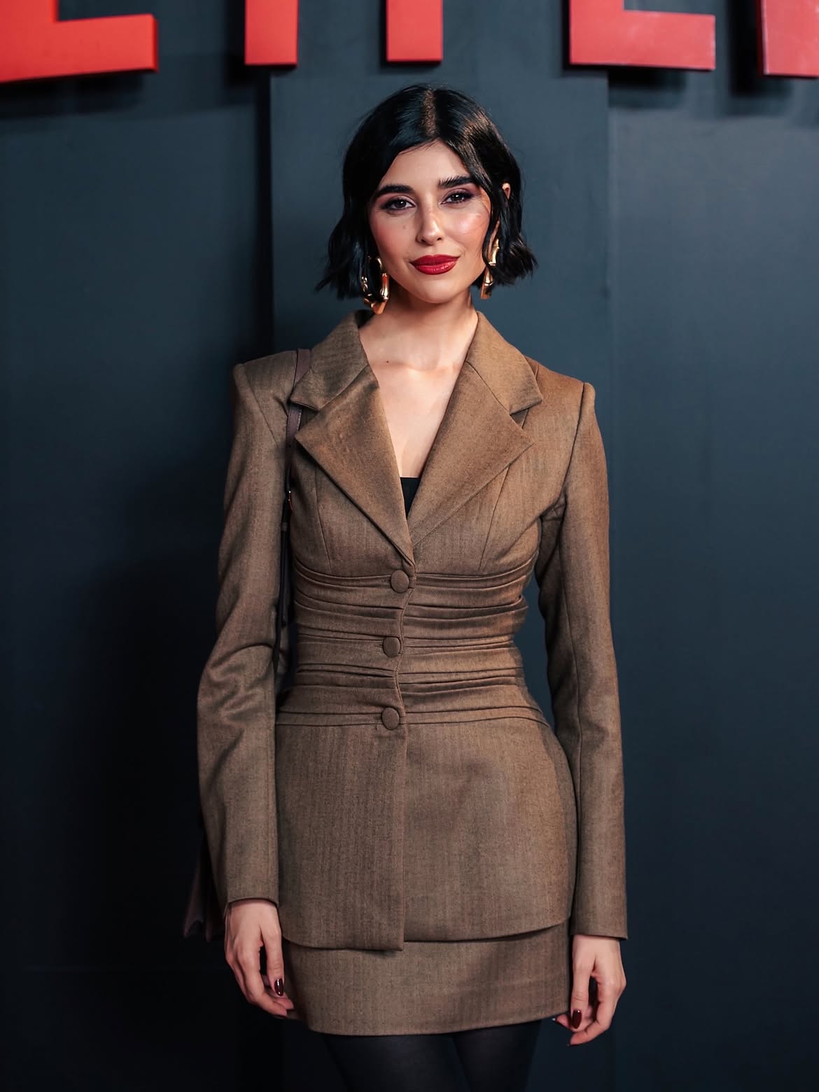 زينة مكي ببدلة خريفية عصرية من Karoline Lang