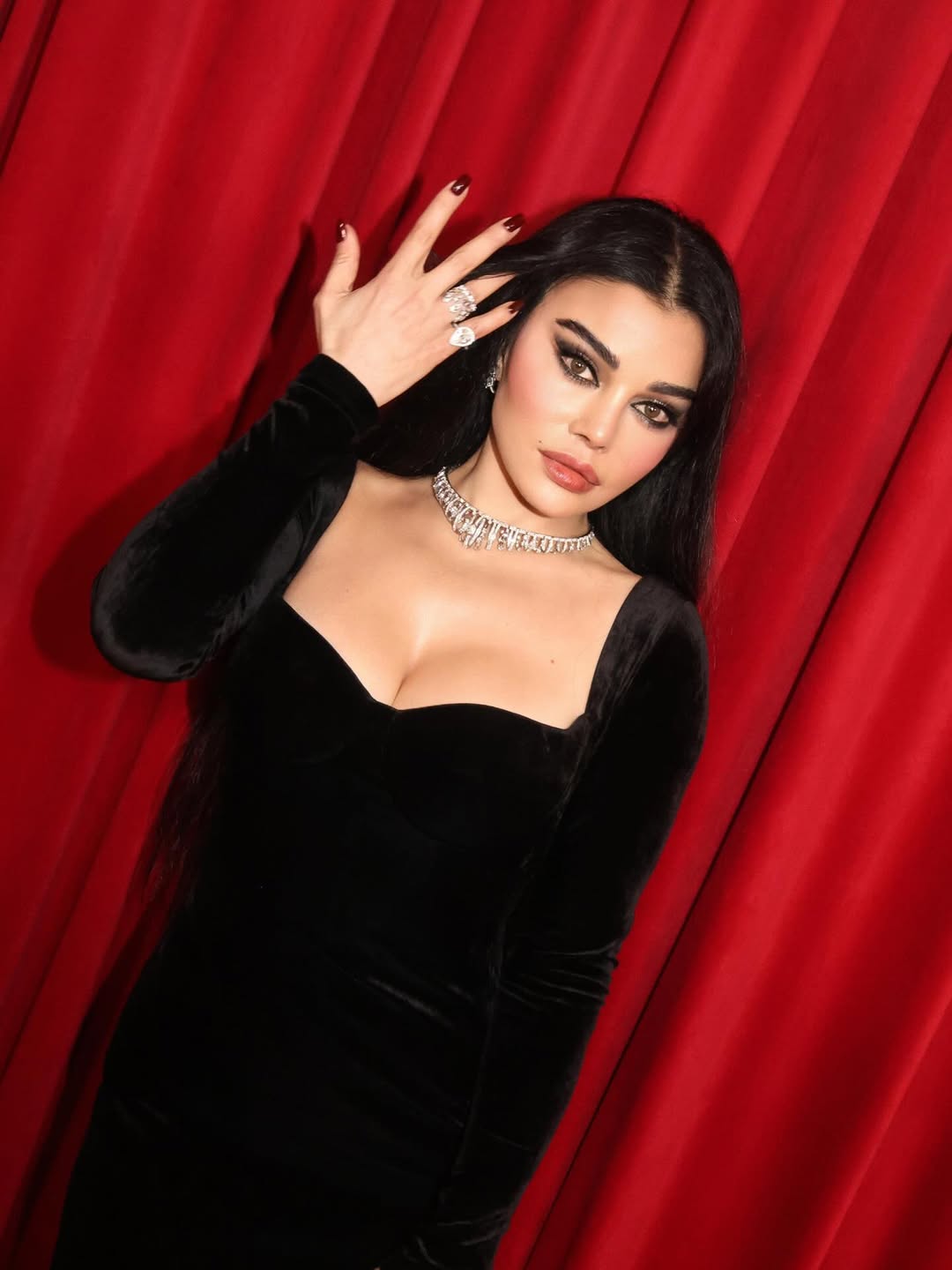 أظافر هيفاء وهبي بلون الكرز الغني