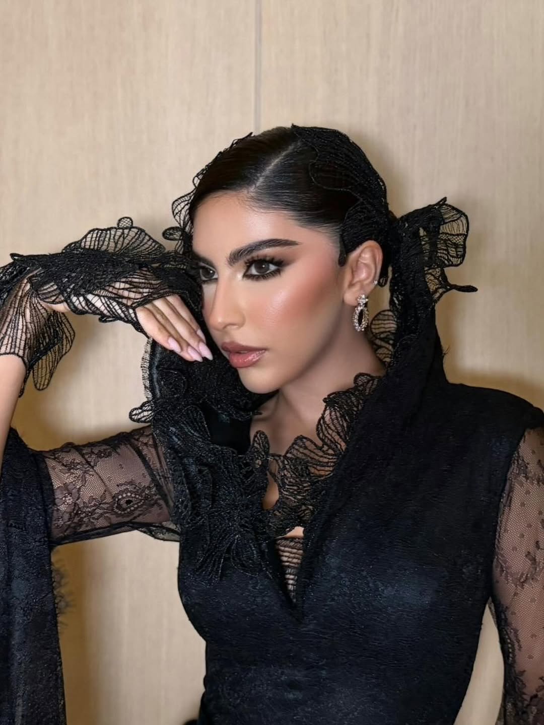 شوق بمكياج عيون أسود ومحدد