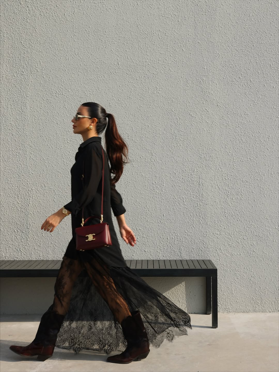 ديما الأسدي بالأسود الشفاف… إطلالة عصرية