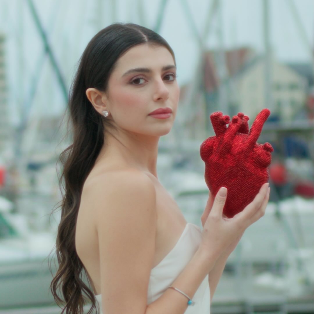 ماريتا الحلاني بإطلالة جمالية رومانسية