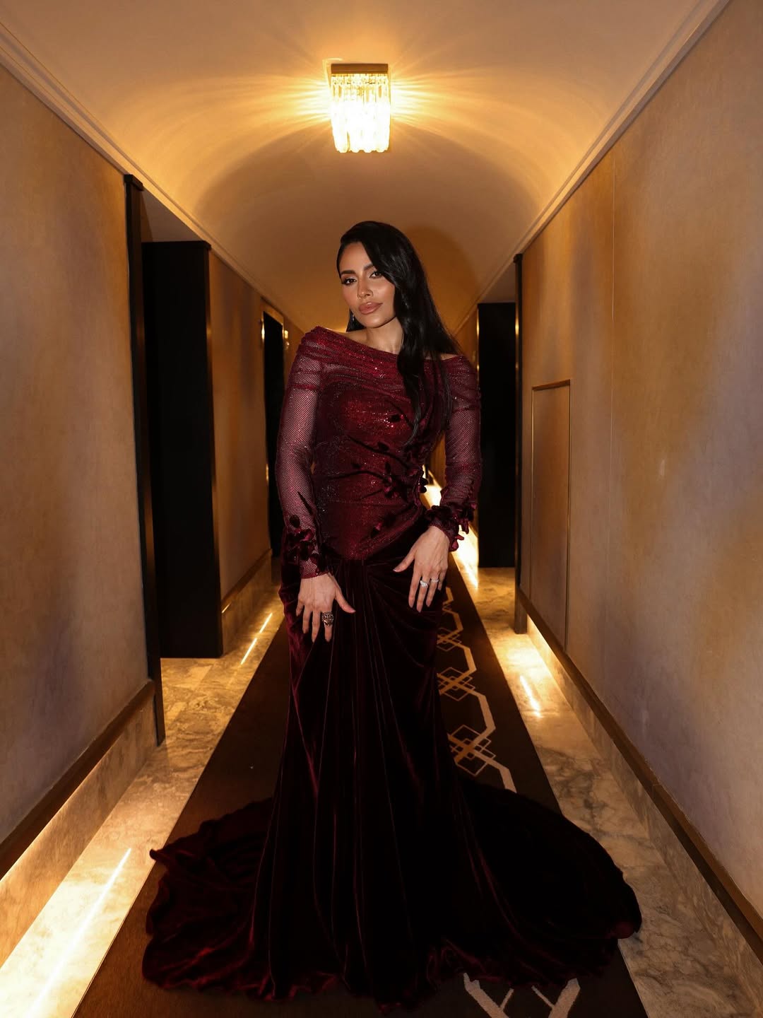 إلهام علي بإطلالة ملكية آسرة بالبرغندي الداكن في مهرجان البحر الأحمر