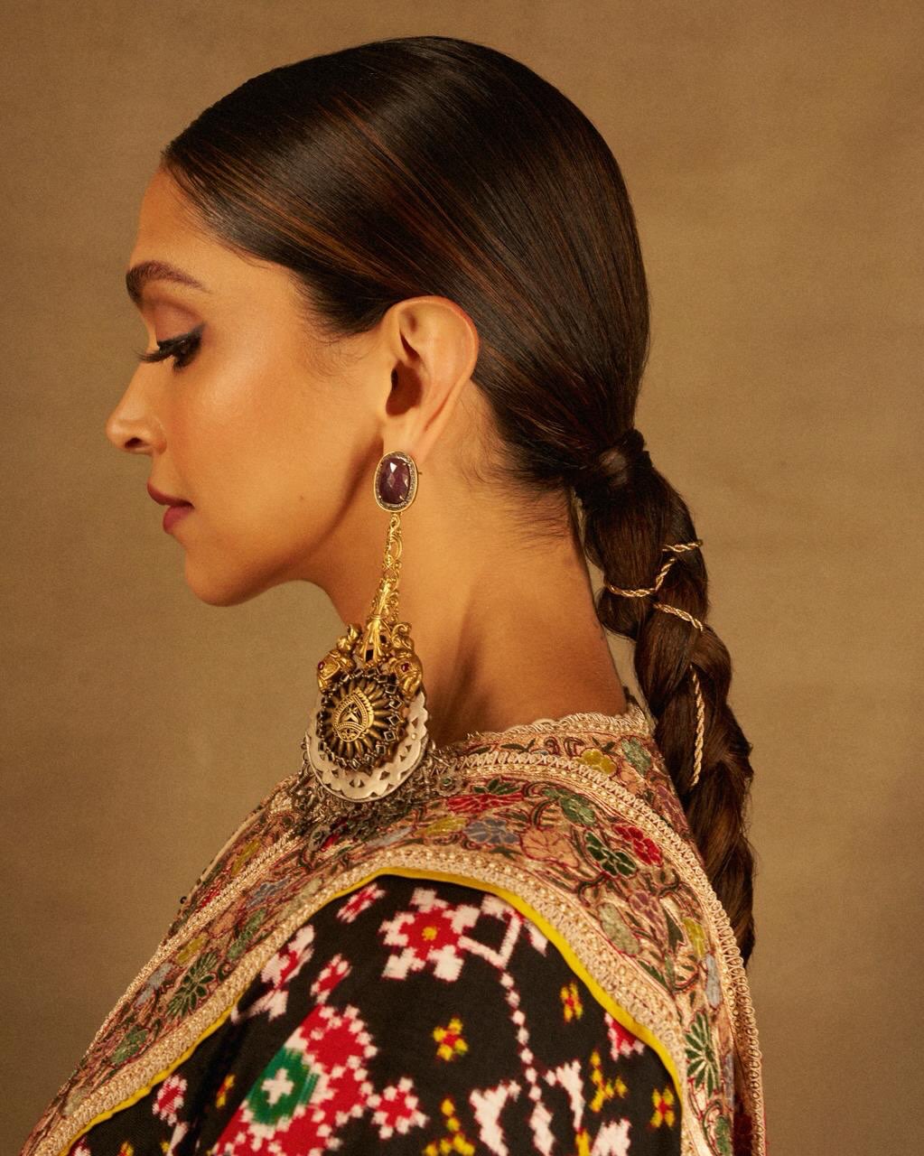 إطلالة تراثية مع الآيلاينر المجنح والضفيرة الطويلة