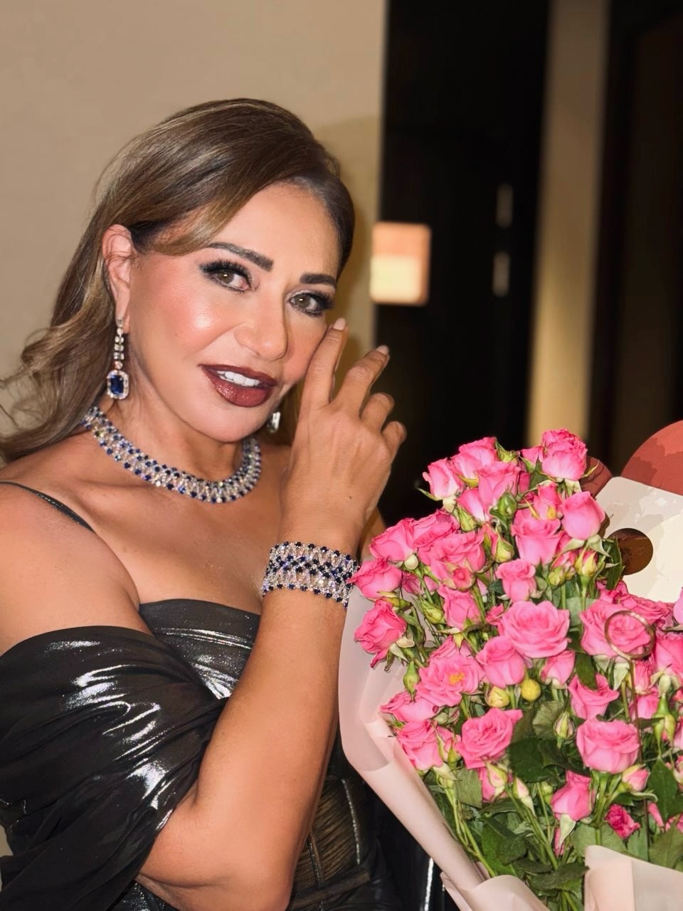 ليلى علوي بمكياج العيون السموكي وأحمر الشفاه الداكن