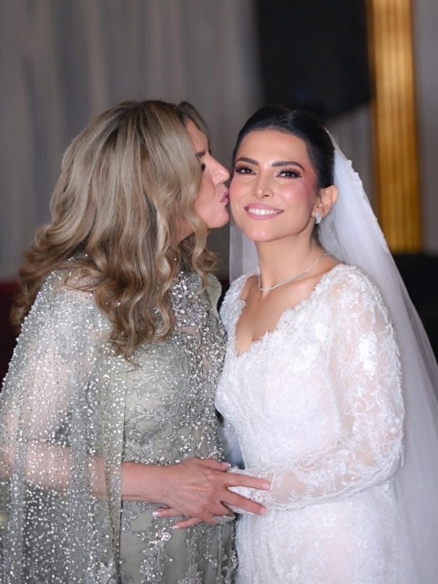 الفنانة نادية مصطفى وابنتها العروس