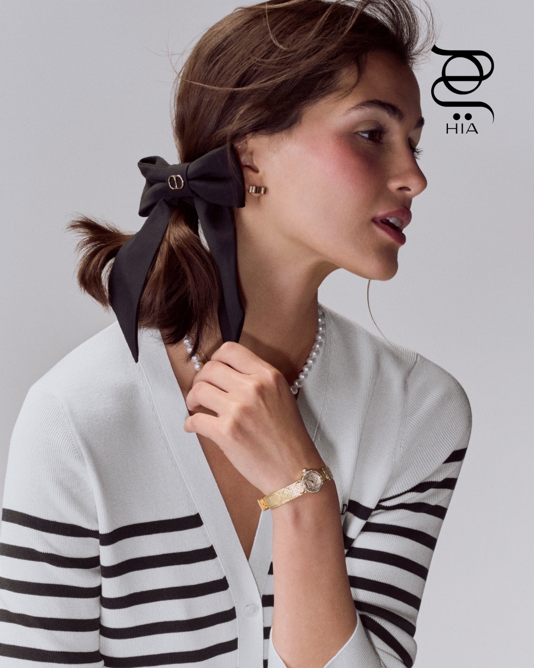 عقد ‏DIORETTE‏ من الذهب الأصفر واللؤلؤ وطلاء الورنيش المتعدد الألوان والماس ساعة ‏LA D MY DIOR‏ من الذهب الأصفر وعرق اللؤلؤ الرمادي والماس جميعها من "ديور جولري أند تايم بيسز" ‏DIOR JEWELRY & TIMEPIECES‏ ‏