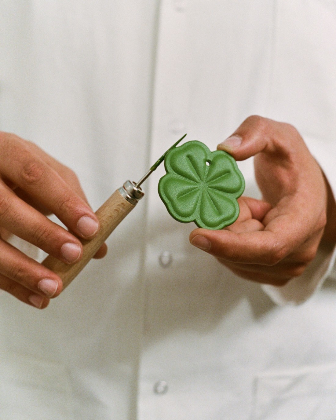 يقدّم "جوناثان أندرسون" لموسم ربيع وصيف 2026 إصدارًا يحمل طابع الرموز الزينية الجالبة للحظ