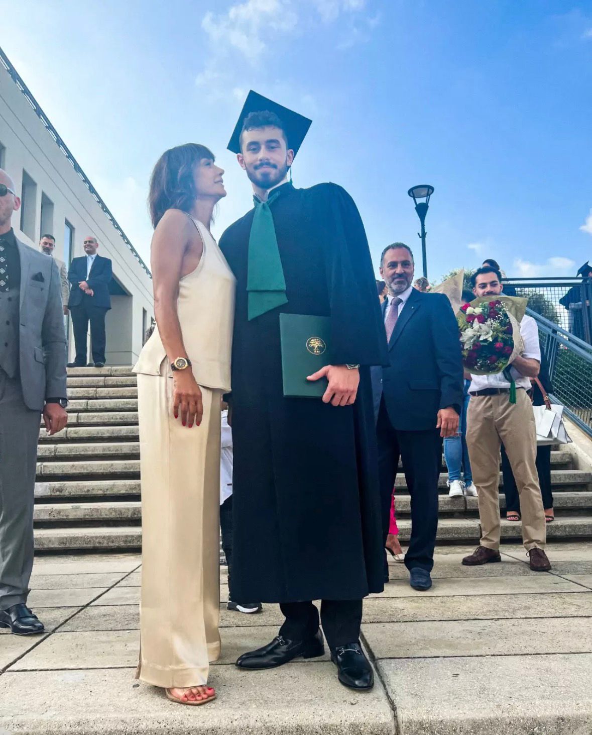 كاريس بشار مع ابنها وقت تخرجه