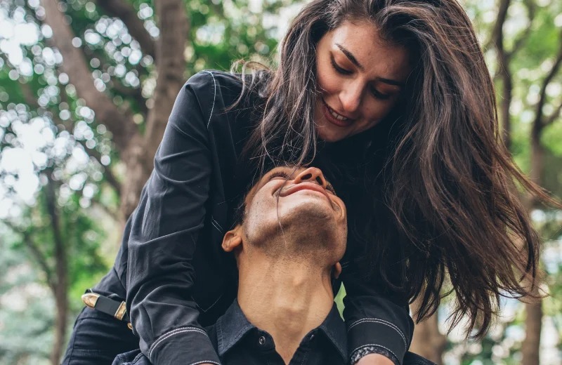 كيف تجعلين رجل الجوزاء يقع في حبك؟