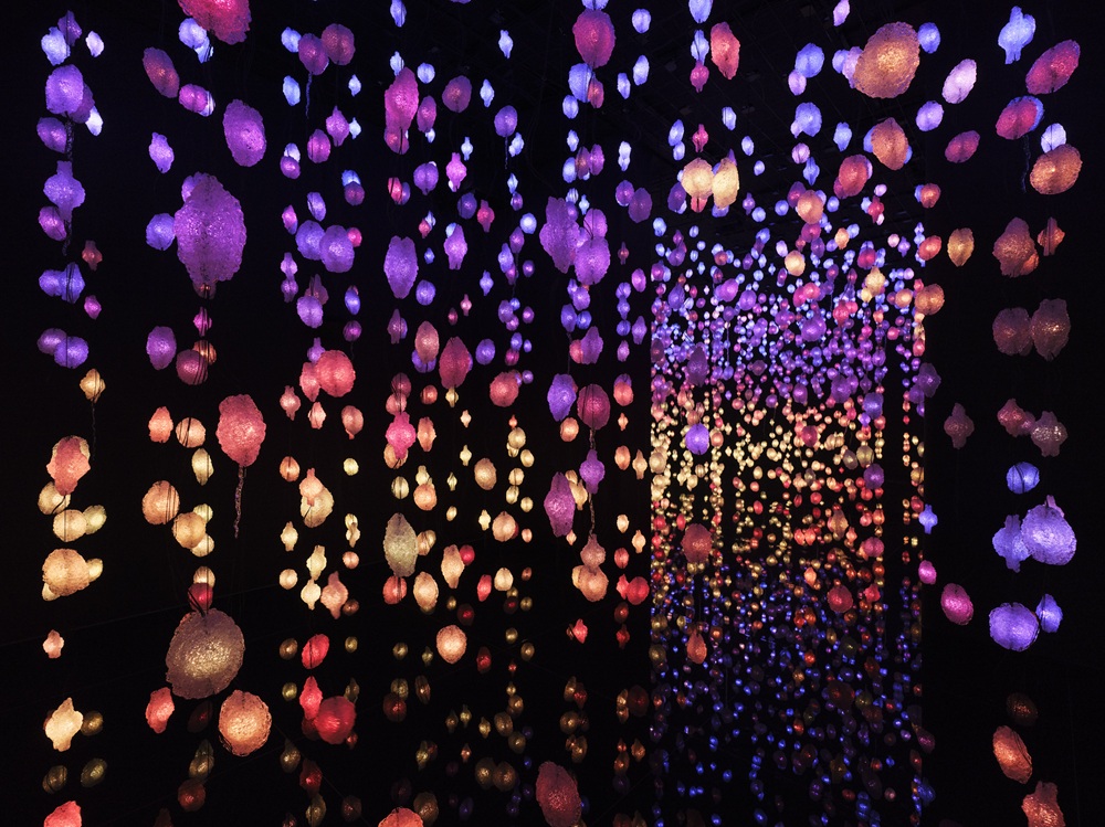 من العمل التركيبي Pixelwald Wisera للفنانة Pipilotti Rist في متحف Kunsthalle Bremen، بعدسة Tobias Hübel
