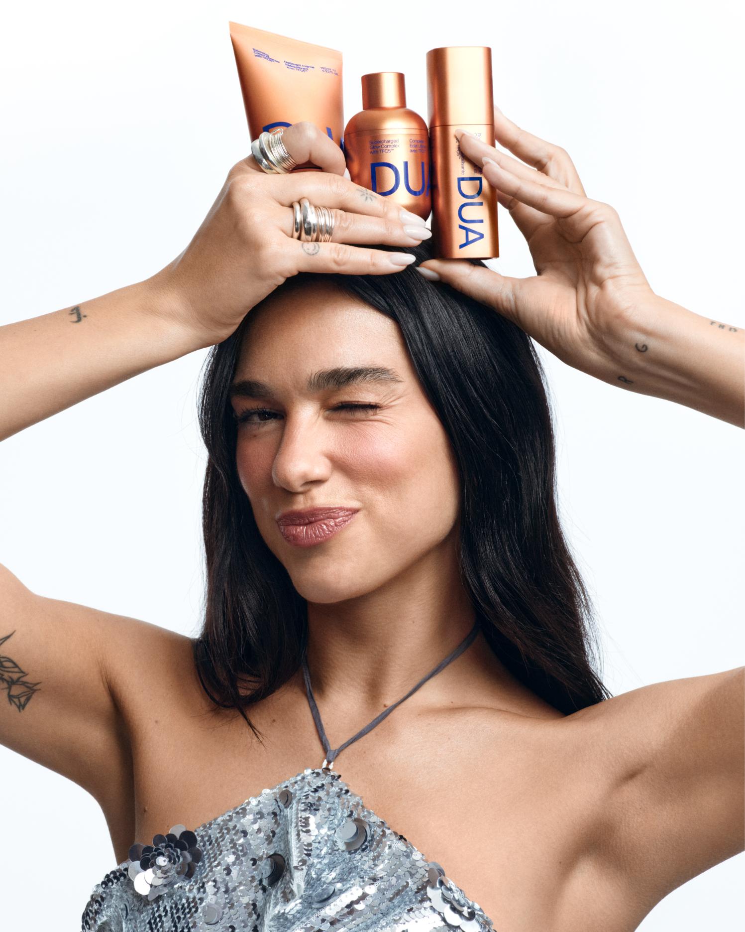 Dua Lipa البشرة تتحول إلى بطل الإطلالة