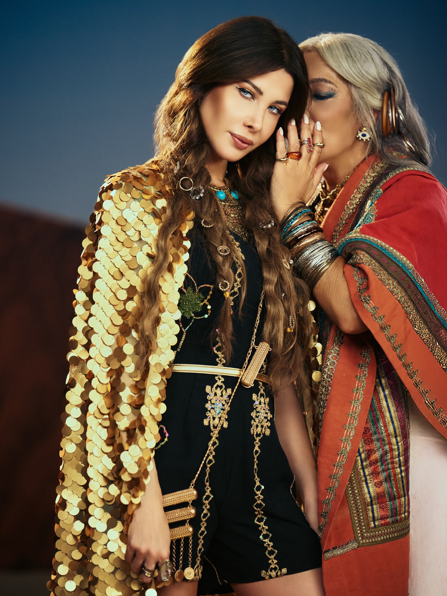 2. صيحة الشعر: الضفائر الرفيعة والأسلوب "الغجري" المتمرد