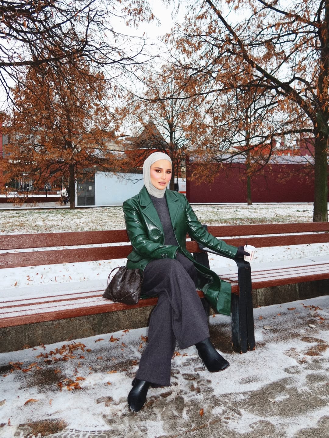 دلال الدوب بإطلالة الجلد الأخضر في موسكو