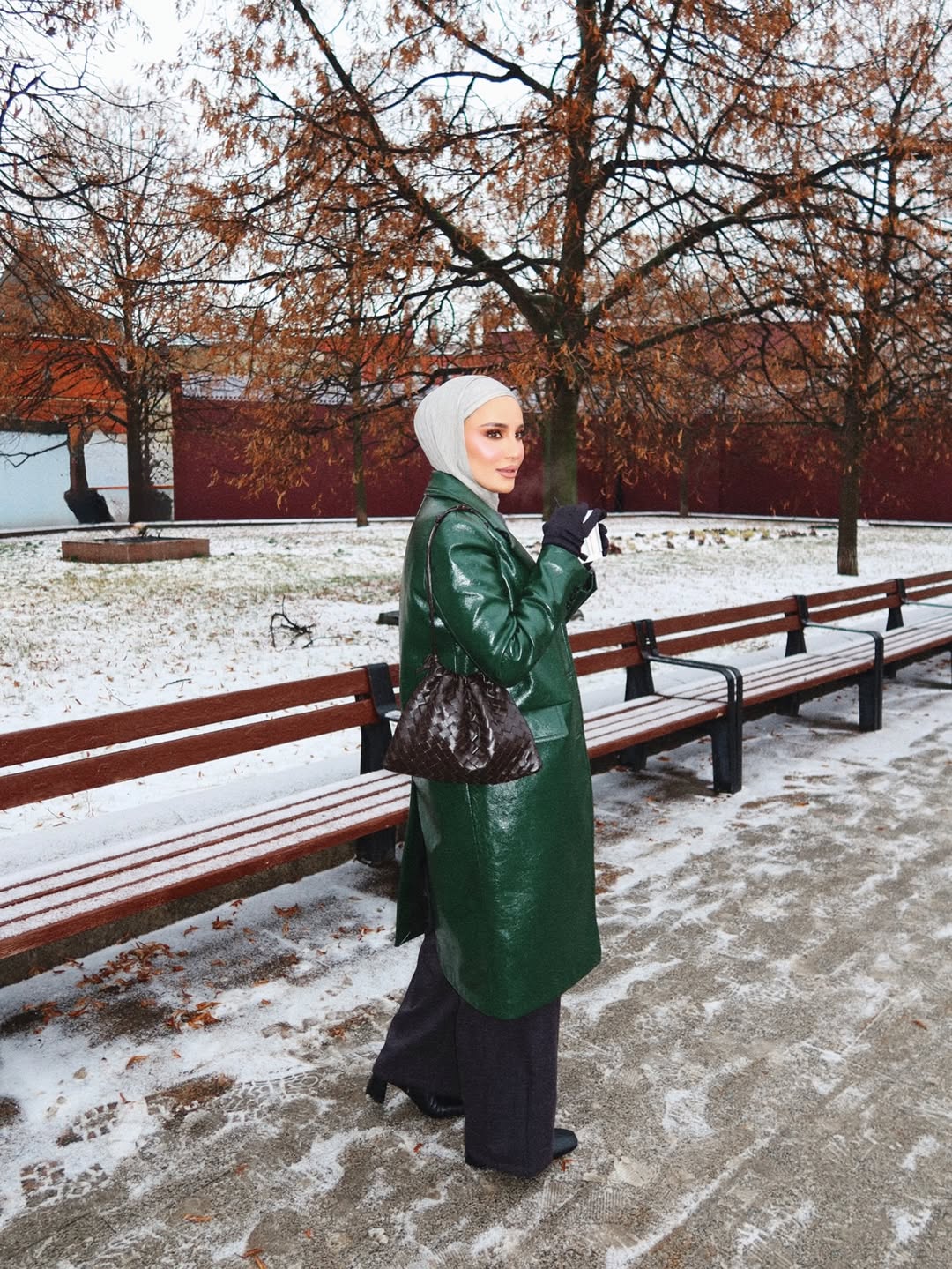 دلال الدوب بإطلالة الجلد الأخضر في موسكو