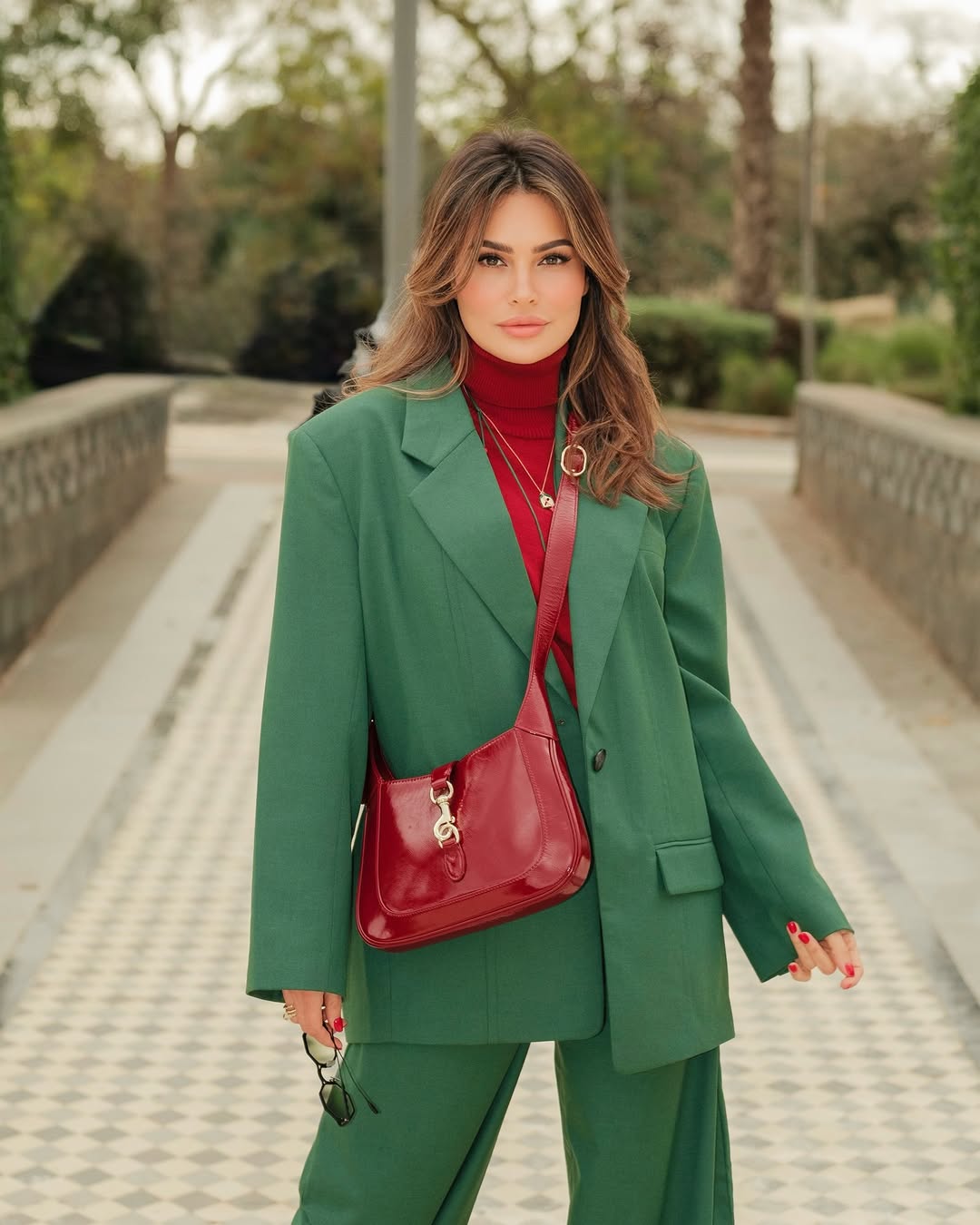 البدلة الـ "Oversized" الملونة.. خيار مريم الأبيض لإطلالة حيوية