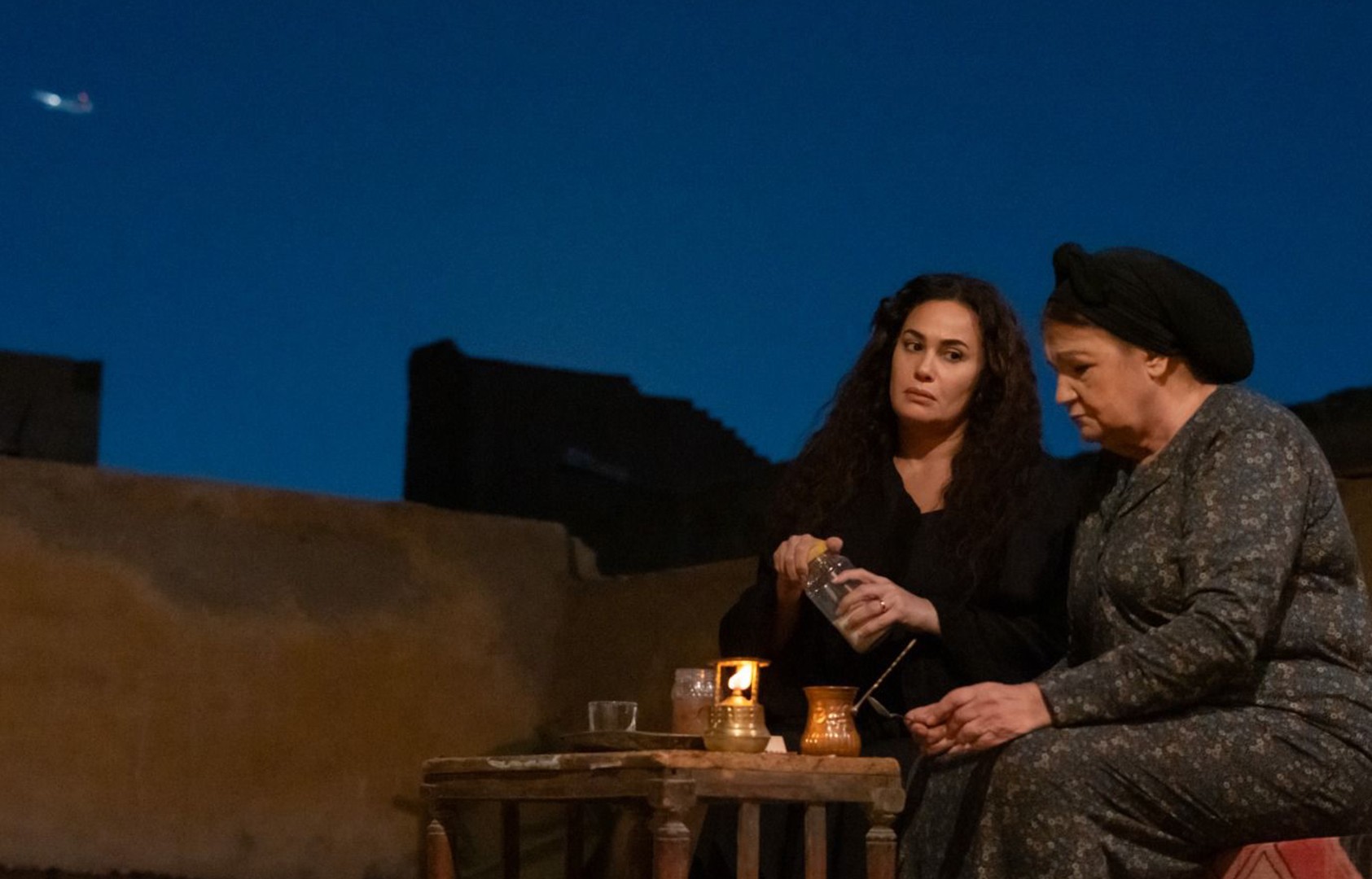 هند صبري وميمي جمال في كواليس مسلسل "مناعة"