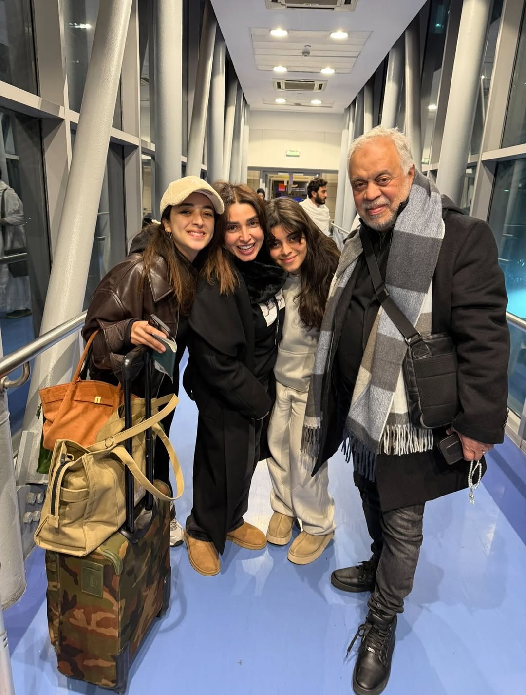 أشرف زكي وروجينا وبناتهما