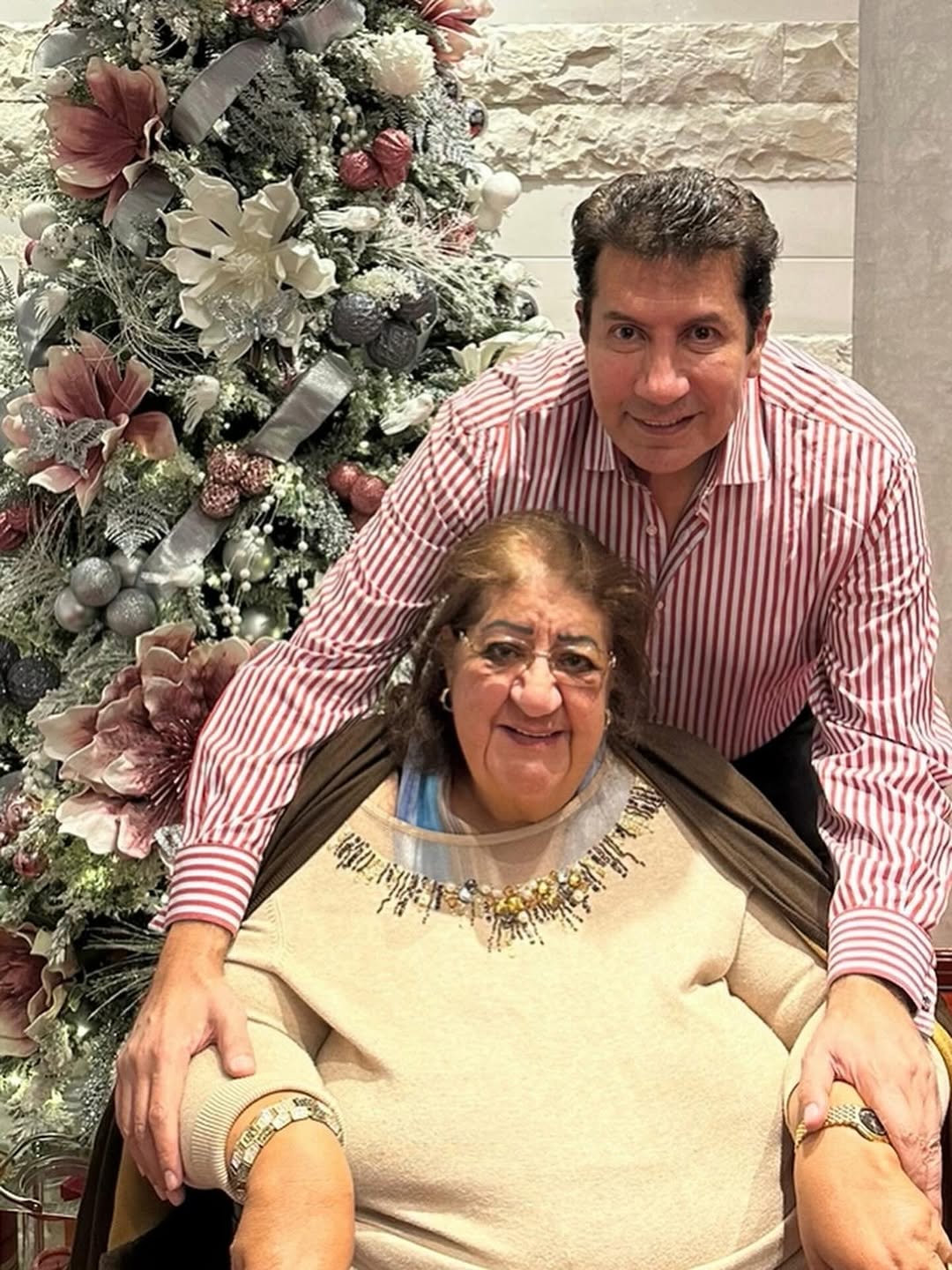 هاني رمزي ووالدته الراحلة