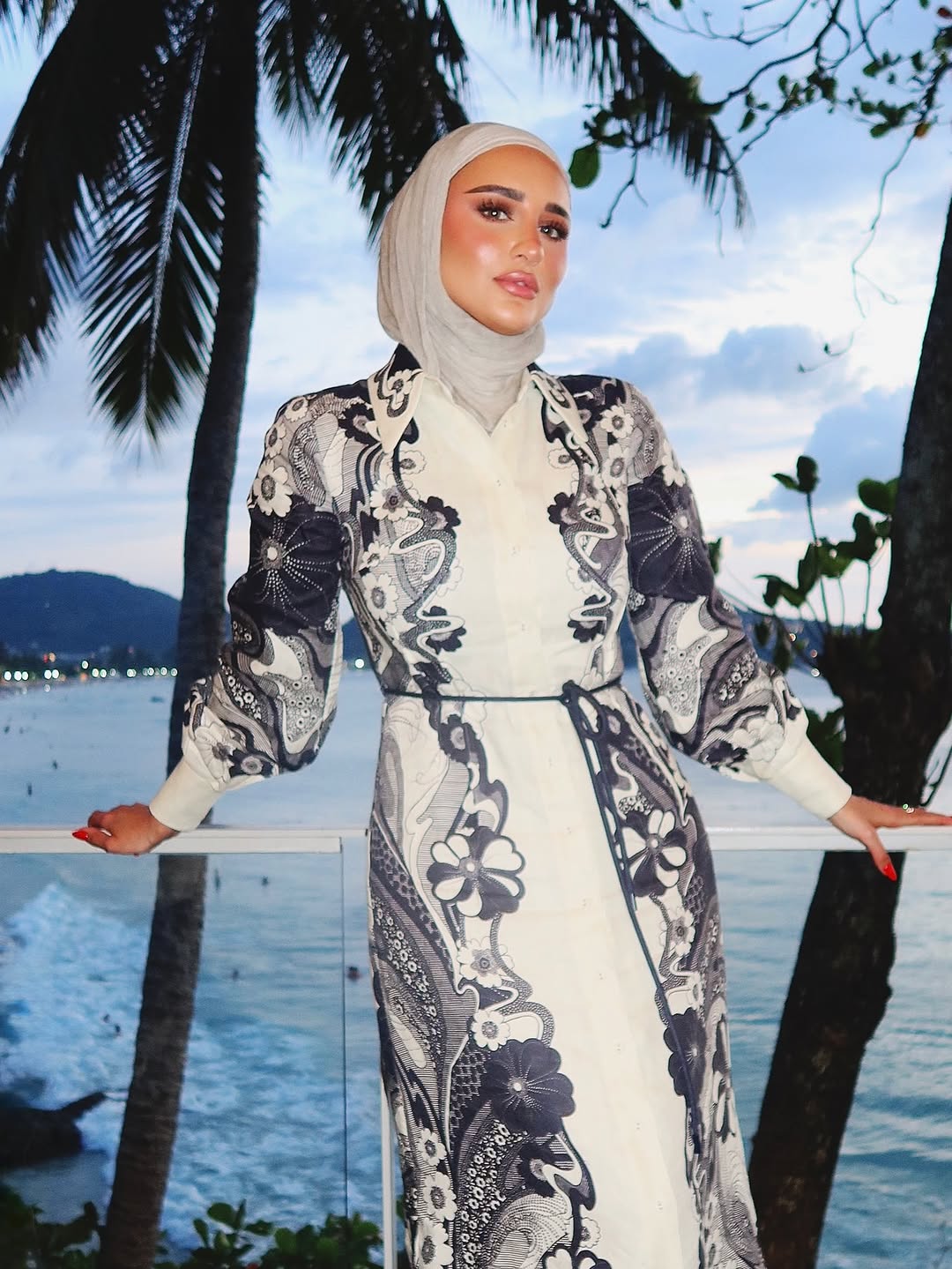 دلال الدوب بفستان "الماكسي" المنقوش في تايلاند