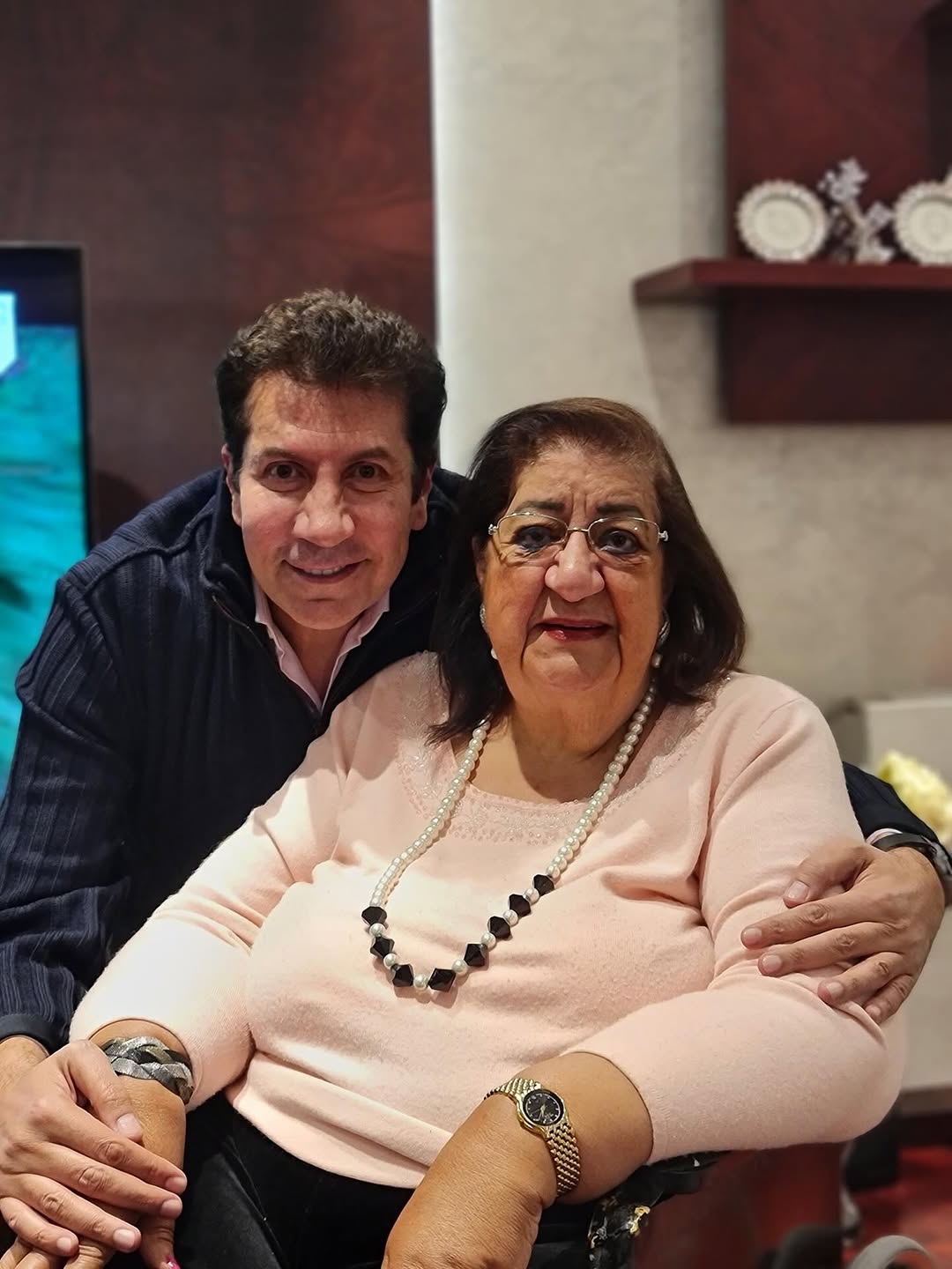 هاني رمزي ووالدته الراحلة