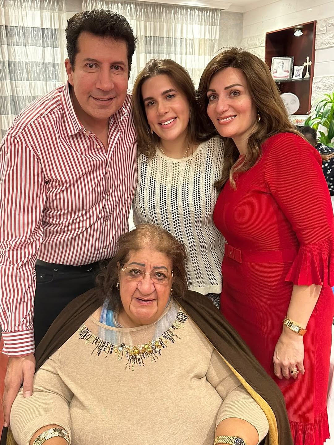 هاني رمزي ووالدته الراحلة