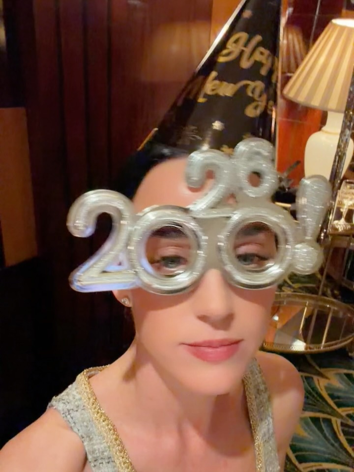 كاتي بيري تحتفل ببداية العام الجديد