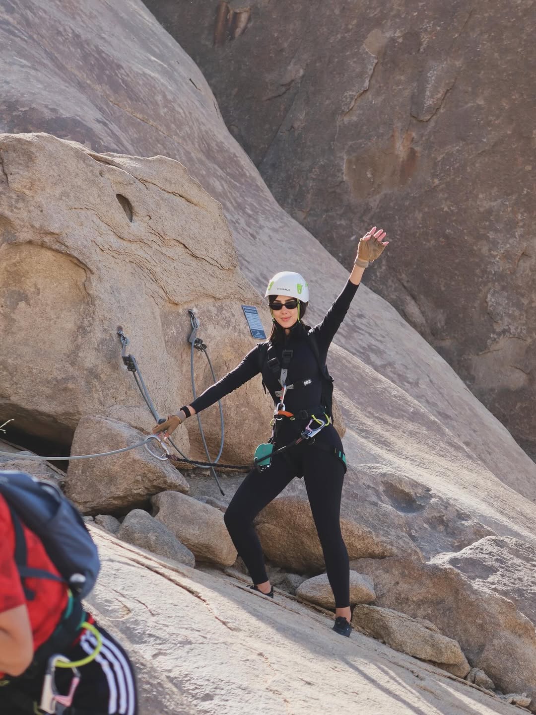 بسمة بوسيل تتسلق الجبال في السعودية