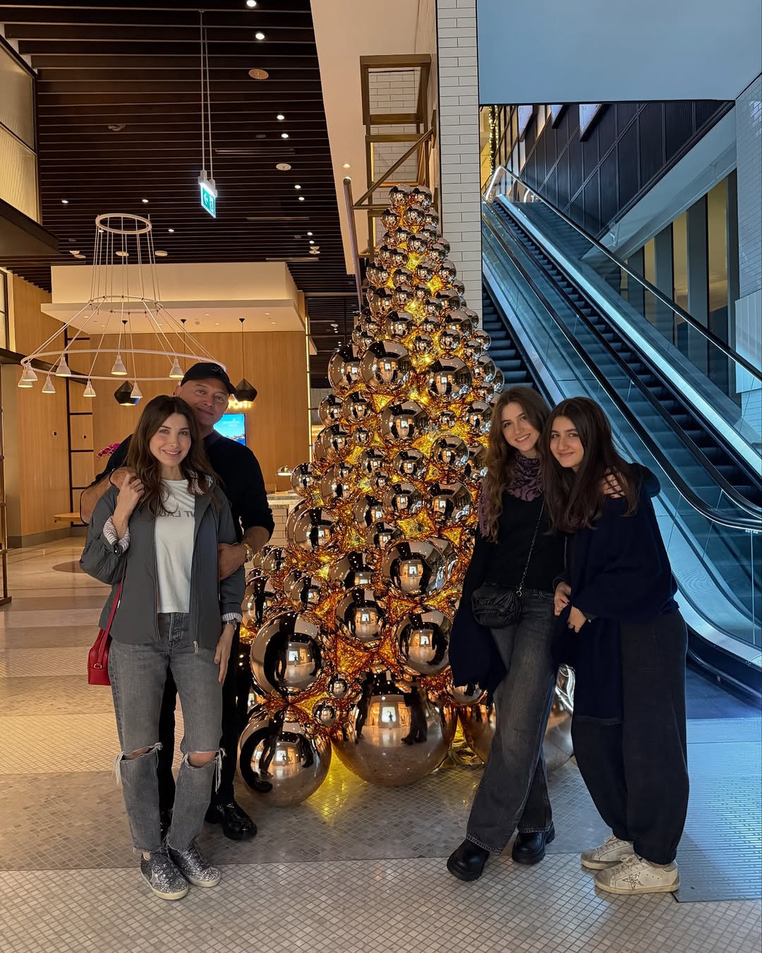 أناقة الـ "كاجوال شيك".. نانسي وبناتها بتناغم لوني لافت