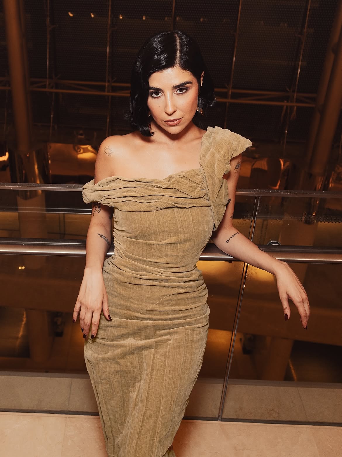 زينة مكي بإطلالة مسائية دافئة