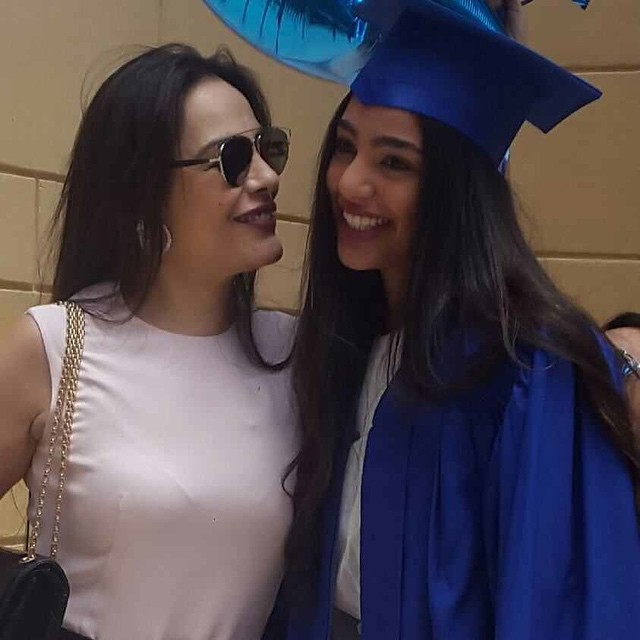 شريهان وابنتها لولو في لقطة عفوية عام 2015