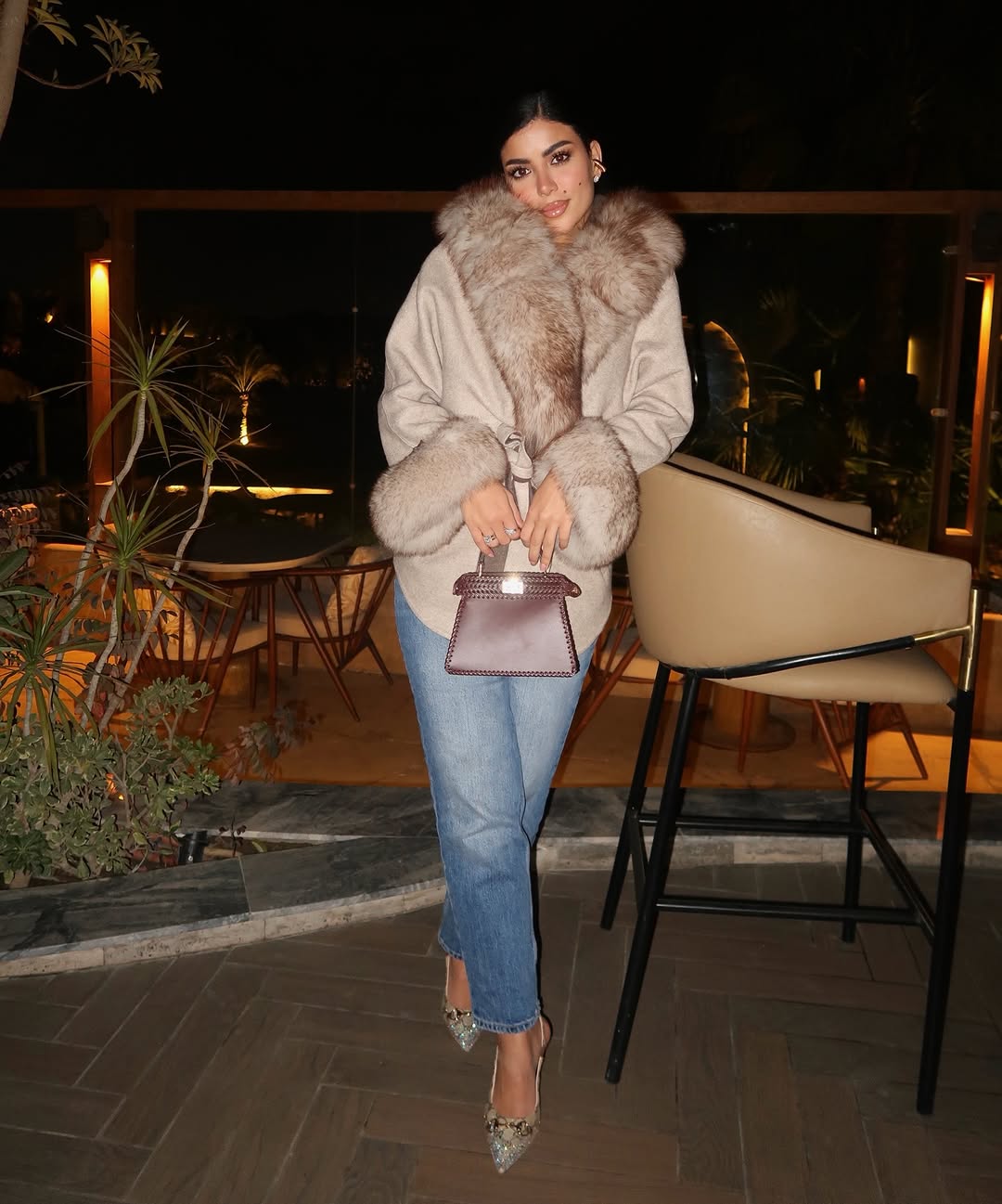 كارولين عزمي بأناقة شتوية بلمسات الرفاهية