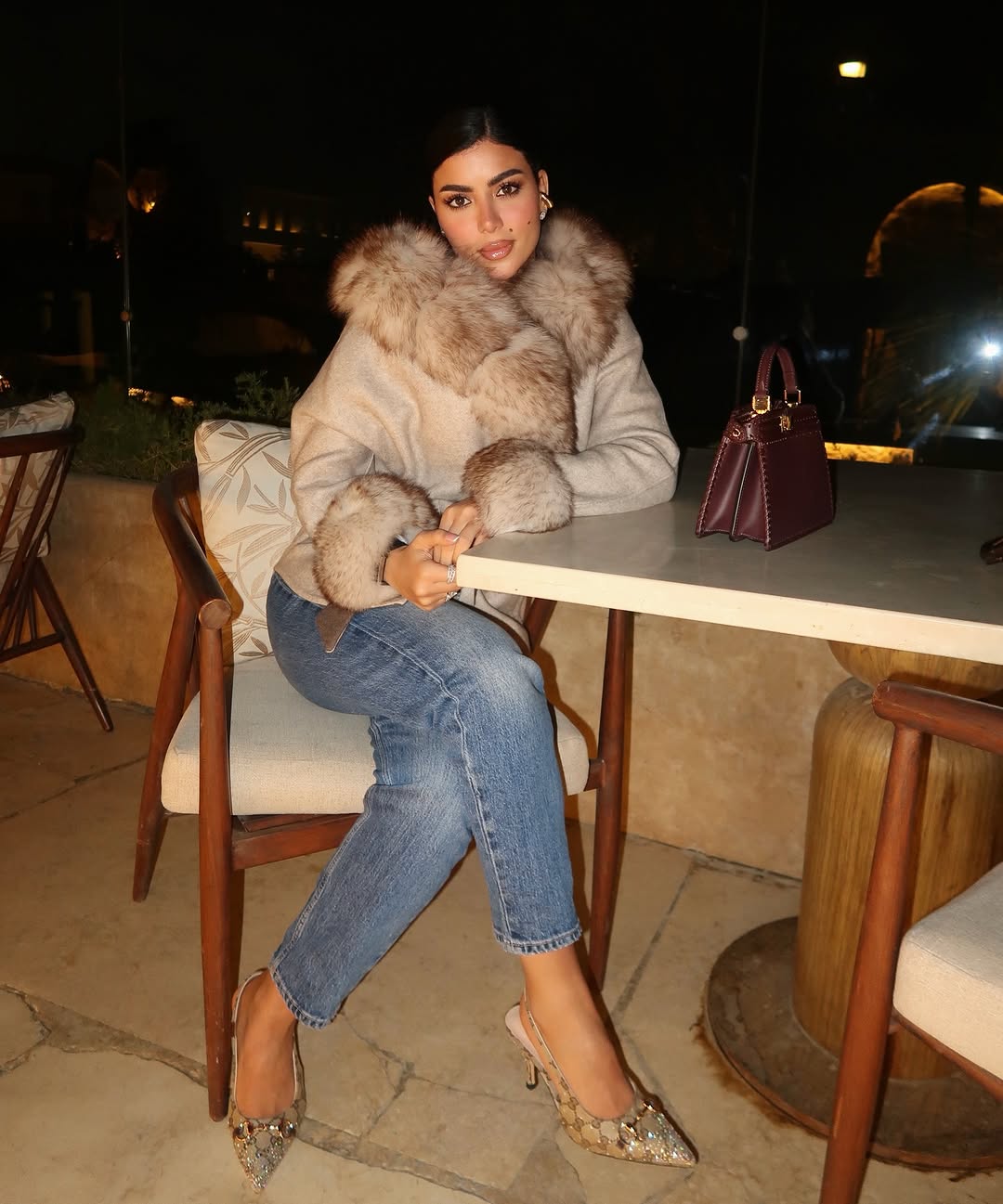 كارولين عزمي بأناقة شتوية بلمسات الرفاهية