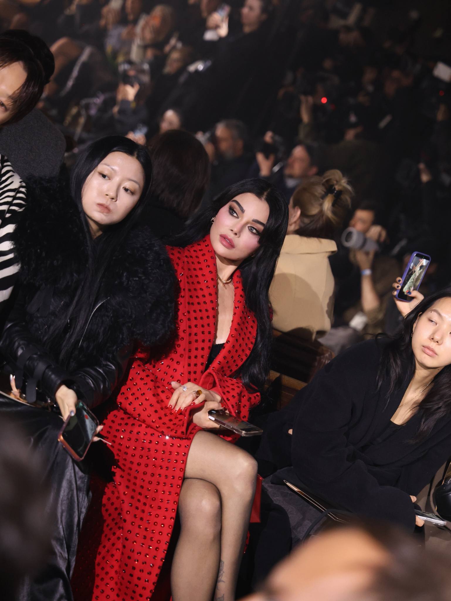 هيفاء وهبي تخطف الأنظار في باريس بالمعطف الأحمر اللامع