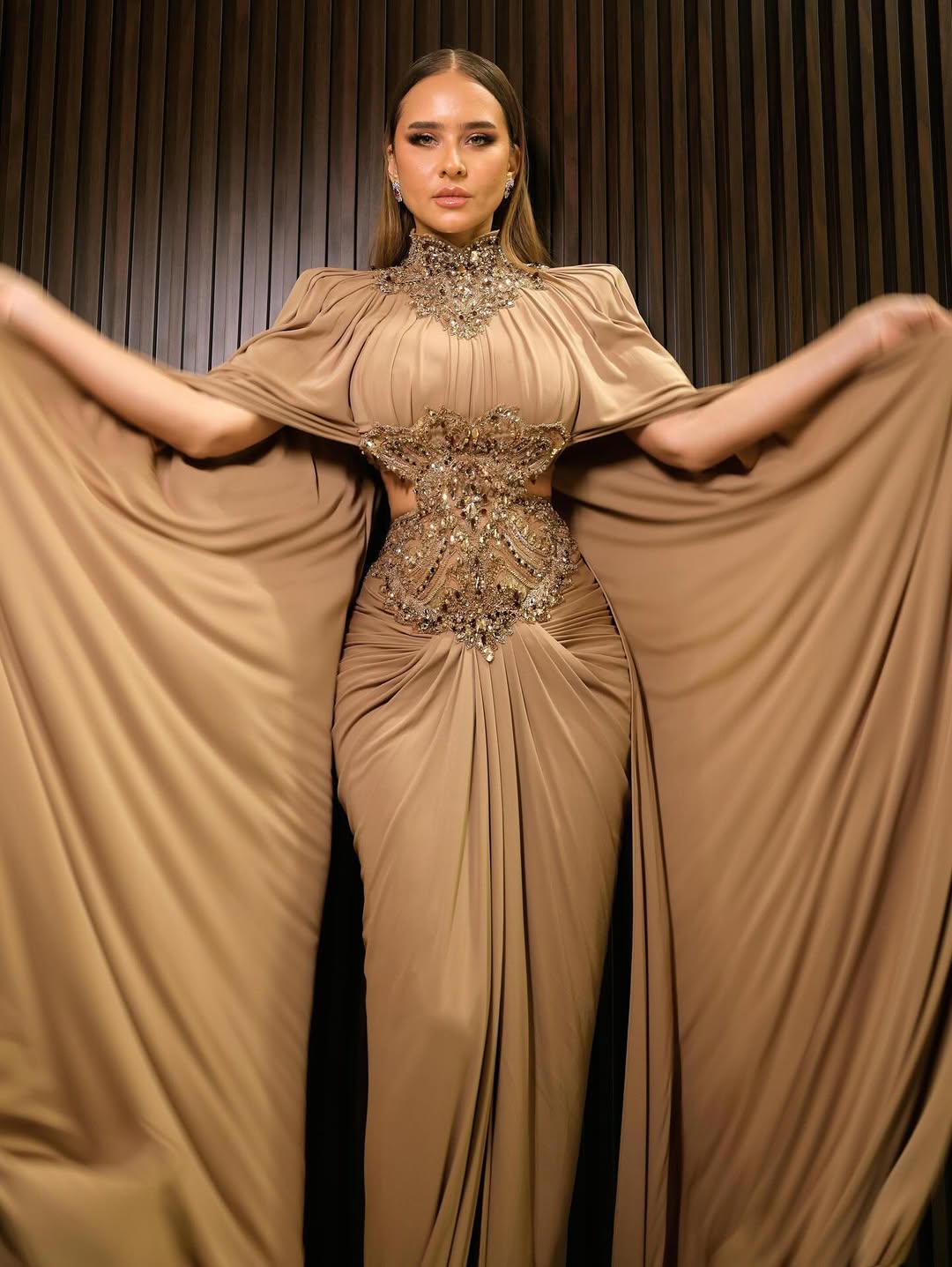 نيللي كريم بفستان بني  نيود بتصميم فخم