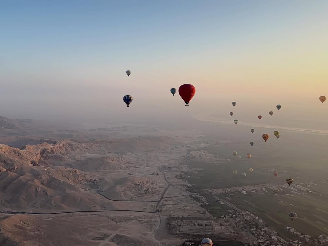 رانيا يوسف توثق رحلتها بالبالون الطائر في الأقصر