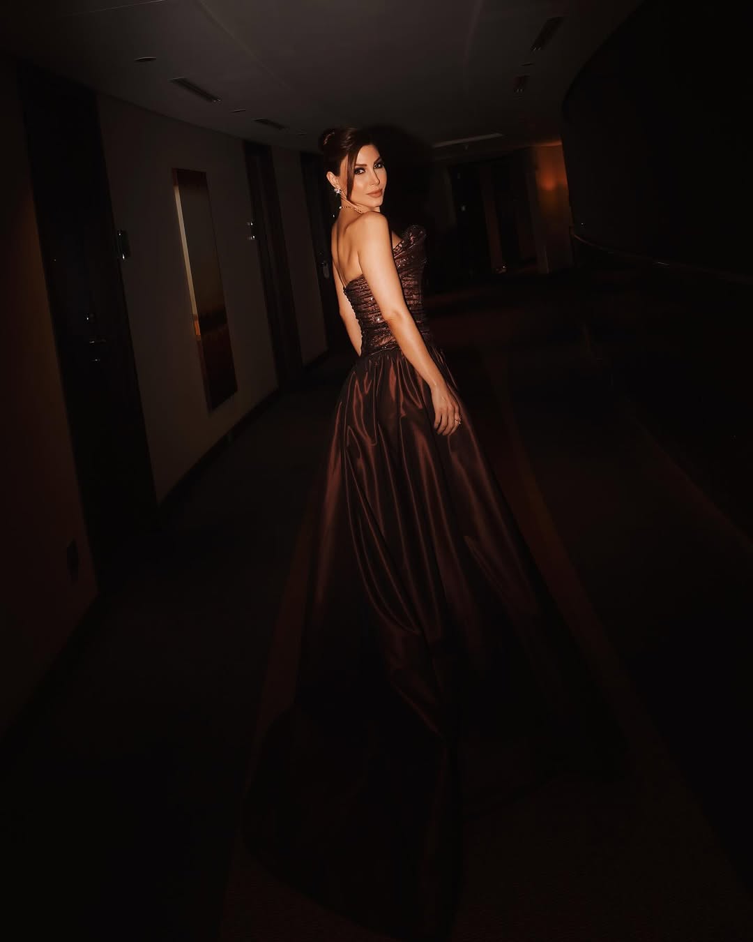 يارا بالفستان "البني البرونزي" بتصميم ملكي