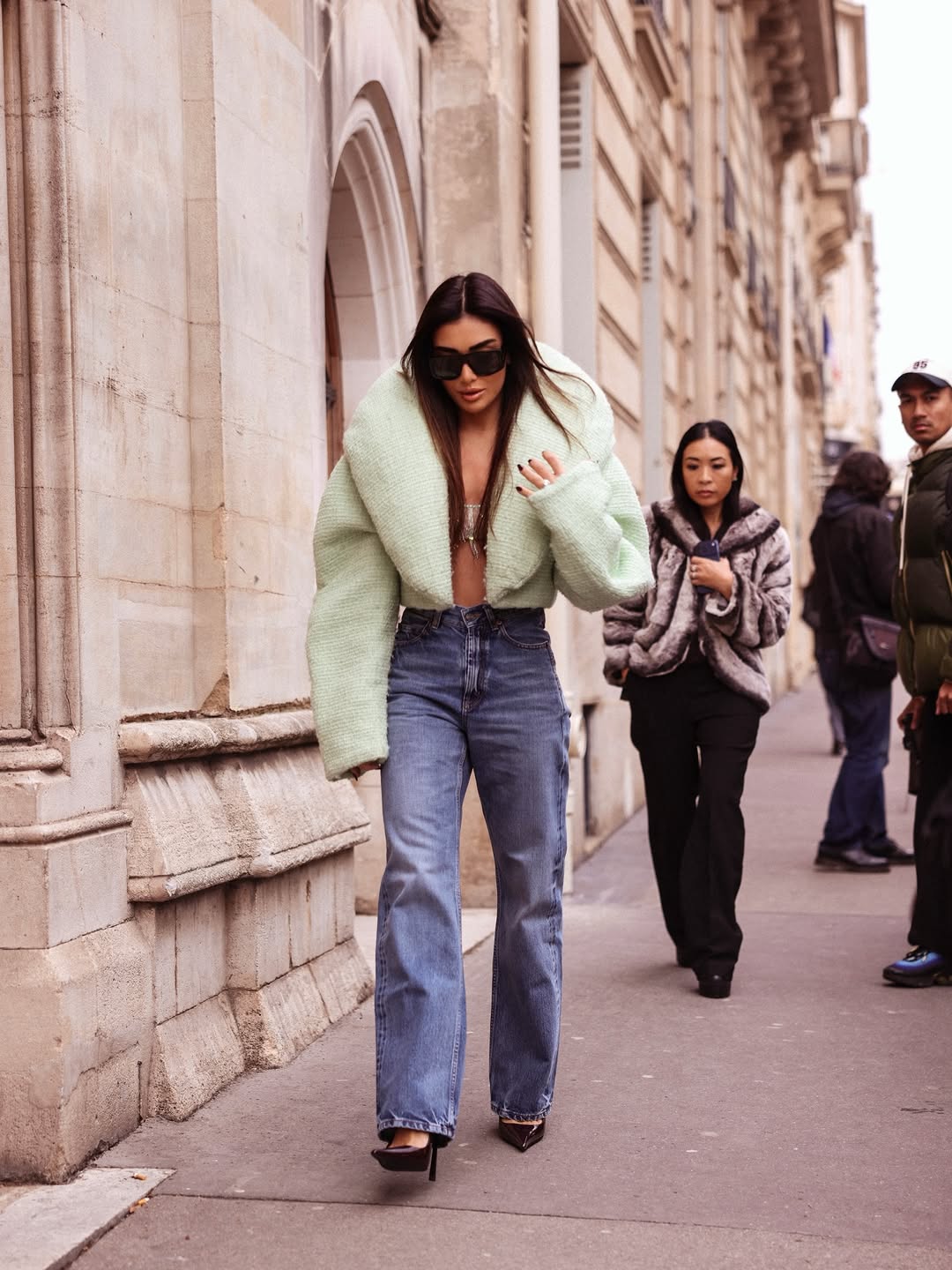 إطلالة كاجوال دافئة لجيسيكا عازار