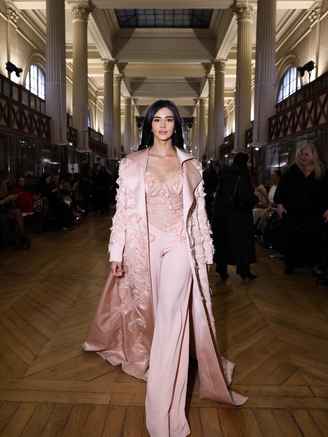 رهف الحربي بإطلالة وردية من توقيع طوني ورد