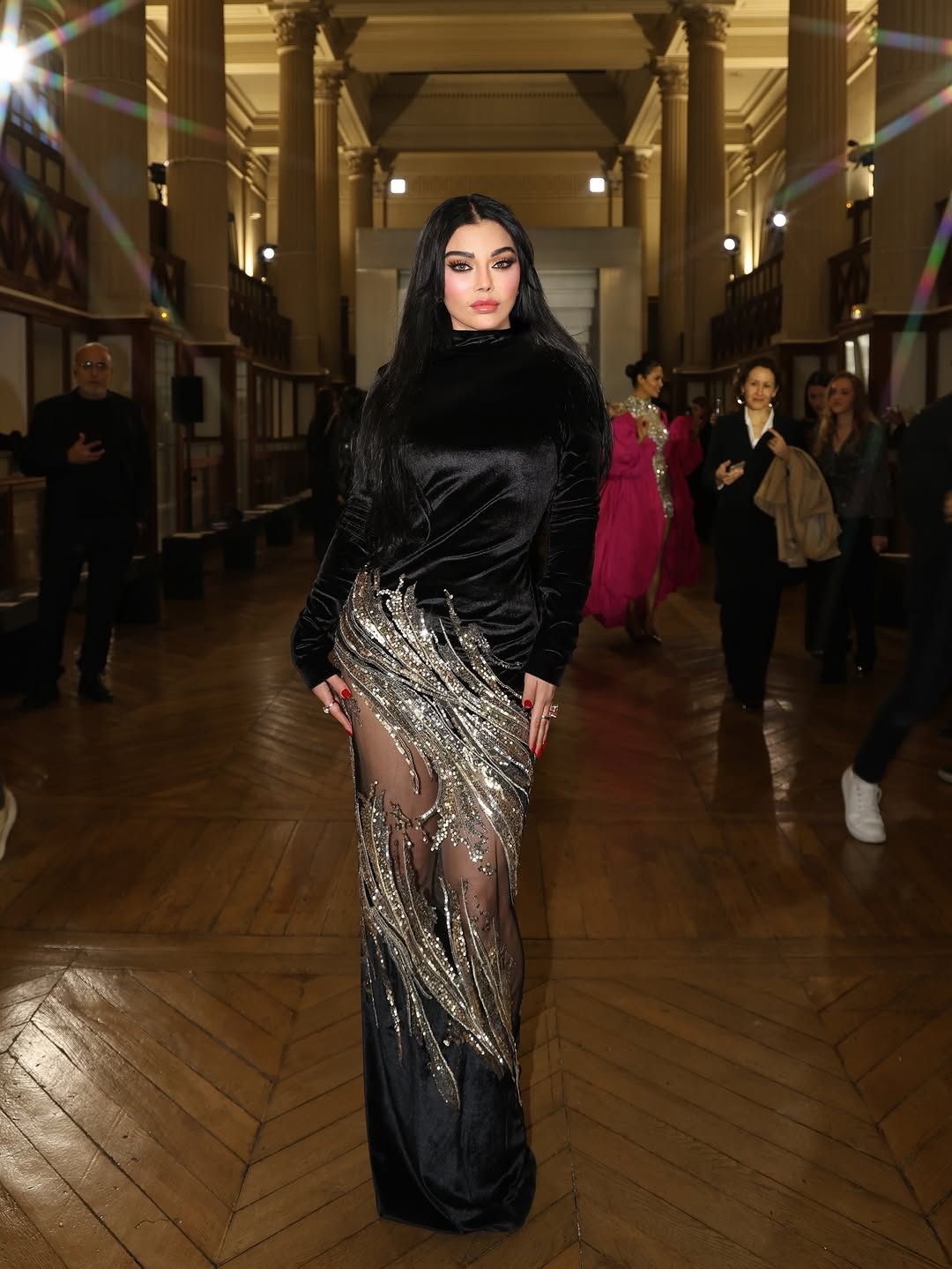 هيفاء وهبي متألقة بالفستان الأسود في عرض طوني ورد